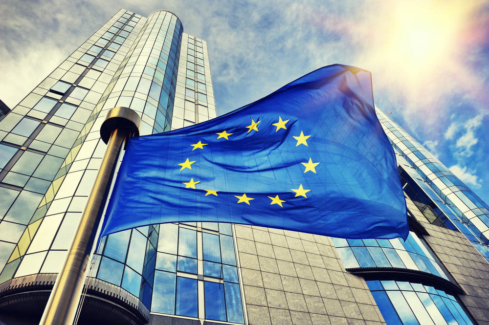 Bandiera dell'UE sventola davanti alla sede del Parlamento europeo a Bruxelles © symbiot/Shutterstock