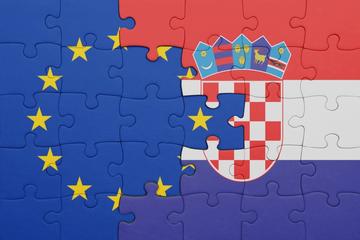 Bandiere croata ed europea - © esfera/Shutterstock