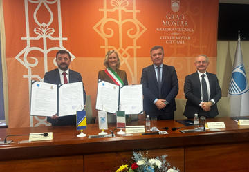 Firma del gemellaggio Mostar e Bassano del Grappa - foto Ambasciata d'Italia in BiH