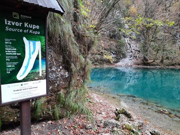 Un cartello indica la sorgente della Kupa - foto di Giovanni Vale