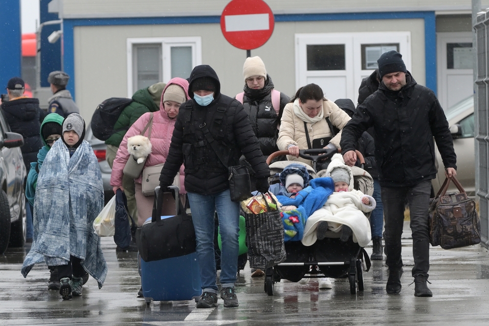 Profughi della guerra in Ucraina fotografati dopo aver passato il confine con la Romania - © mady70/Shutterstock