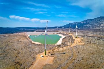 Turbine eoliche nell'area del monte Velebit in Croazia - @ xbrchx/Shutterstock