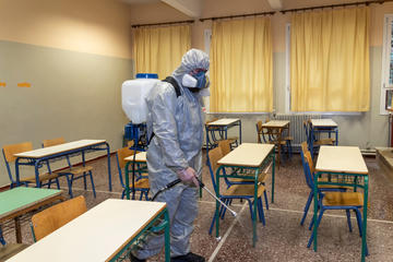 Disinfettante viene spruzzato in una scuola in Grecia nel 2020 - © Ververidis Vasilis/Shutterstock