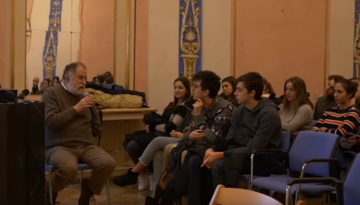 Francesco Maria Feltri con un gruppo di studenti - immagine tratta da Youtube