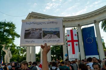 Batumi, Georgia - 20.06.2022 - Dimostrazioni di persone che vogliono che il governo si allinei all'UE© omer karabacak/Shutterstock