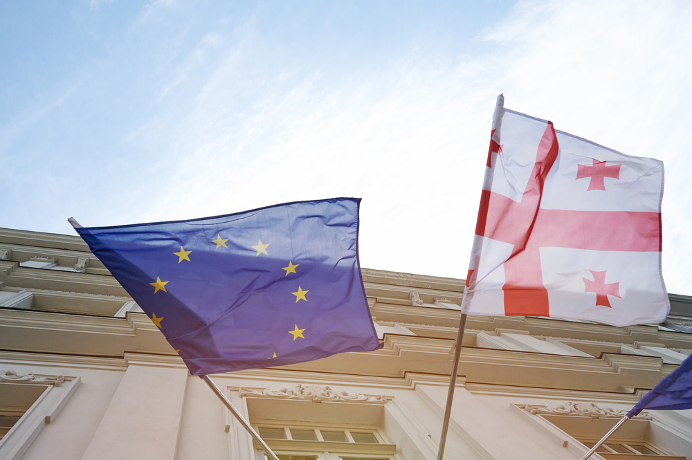 Bandiere di Georgia e UE - © PixieMe/Shutterstock Bandiere di Georgia e UE - © PixieMe/Shutterstock