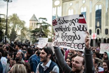 Proteste in strada a Tbilisi, Georgia. 15 aprile 2024 - foto Mariam Nikuradze/OC Media