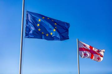 Bandiere di Ue e Georgia © ColorMaker/Shutterstock Bandiere di Ue e Georgia © ColorMaker/Shutterstock