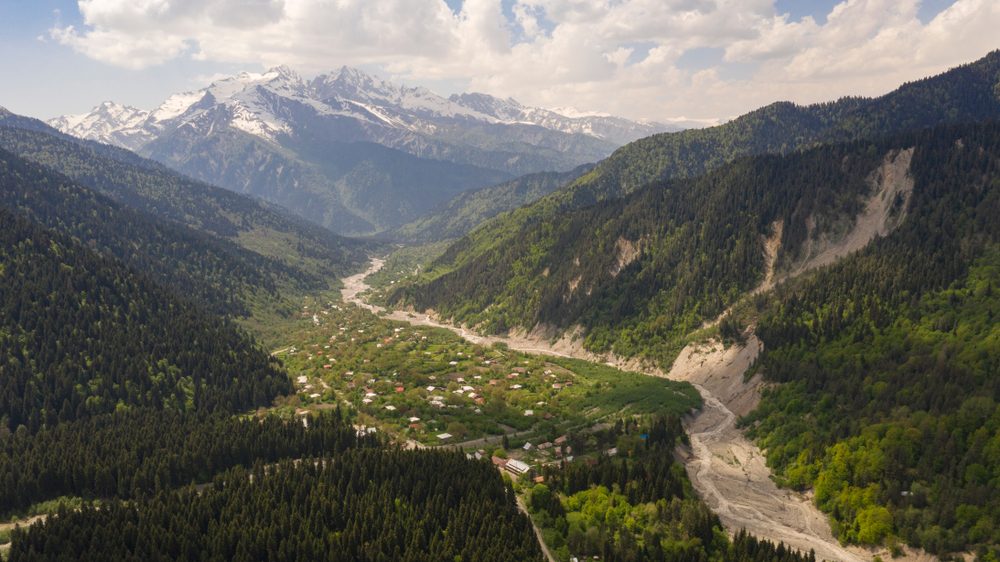 La valle del fiume Rioni e il villaggio di Shovi prima dell'inondazione