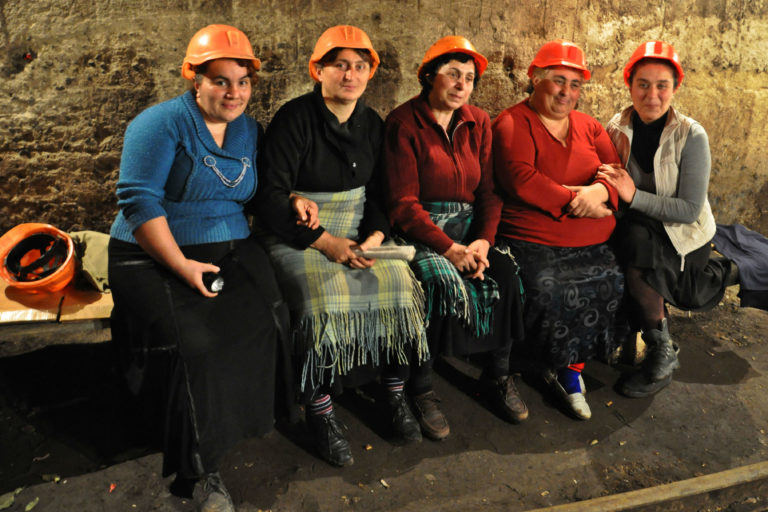 Lavoratrici georgiane nel settore minerario durante uno sciopero della fame nel 2012 (OC Media)