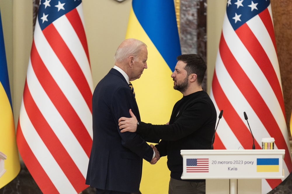 Il presidente degli USA Joe Biden e il presidente dell'Ucraina Volodymyr Zelenskyy © photowalking/Shutterstock
