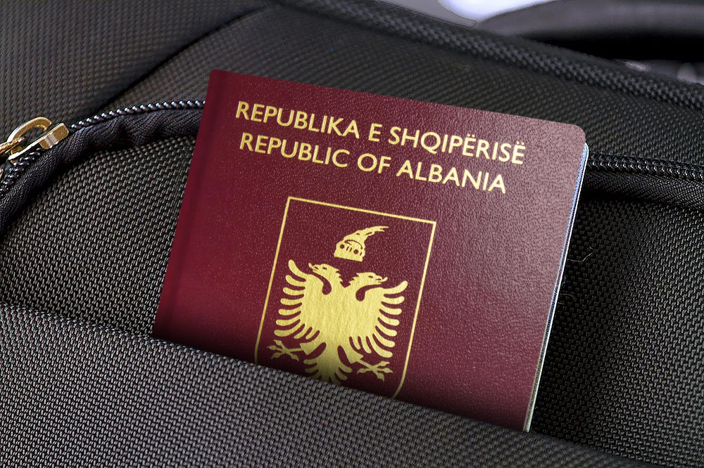 Passaporto albanese © Aaftab Sheikh/Shutterstock
