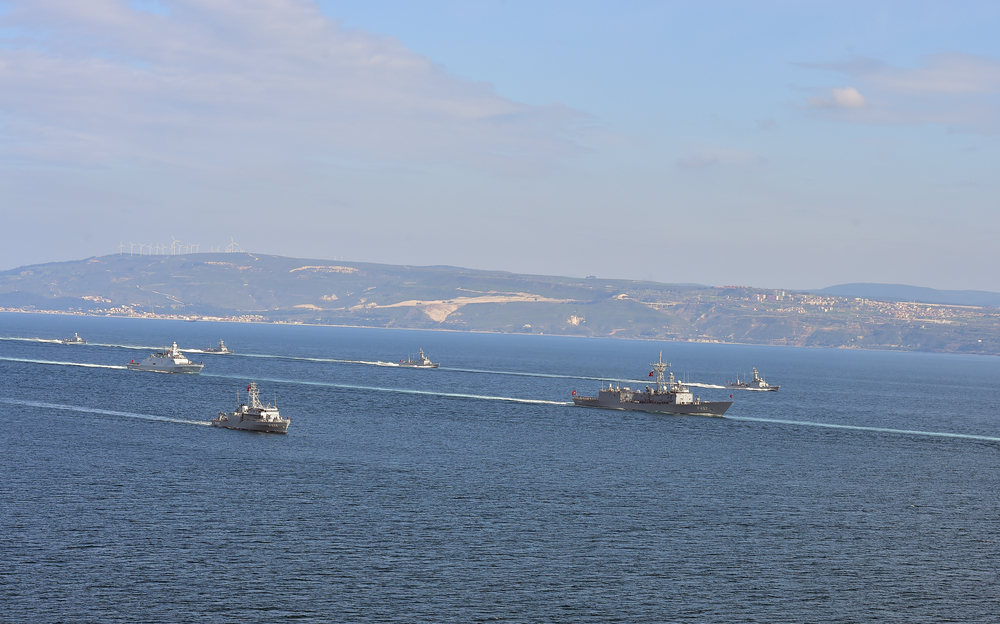 Navi da guerra turche nello stretto dei Dardanelli (© thomas koch/Shutterstock)