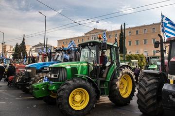 Protesta di fronte al parlamento di Atene - © Giannis Papanikos/Shutterstock