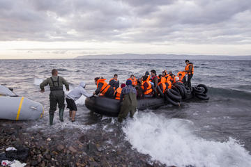 Rifugiati siriani sbarcano a Lesbo - © Nicolas Economou/Shutterstock