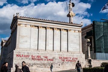 Graffiti in solidarietà con i migranti ad Atene