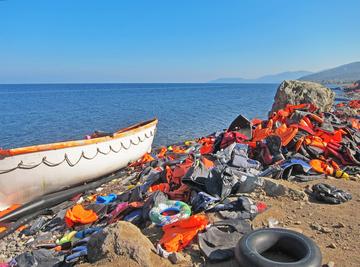 Giubotti di salvataggio abbandonati dai rifugiati sulle spiagge di Lesbo - immagine Pixabay