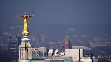  Statua della Giustizia posta in cima all’edificio noto come Old Bailey, situato vicino alla Cattedrale di Saint Paul (Londra, Regno Unito) Immagine di Vicente Villamón Creative Commons BY-SA