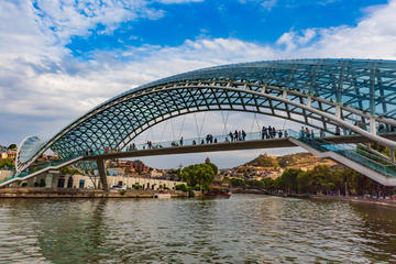 Persone su un ponte di Tbilisi, capitale della Georgia (© OSTILL is Franck Camhi/Shutterstock)