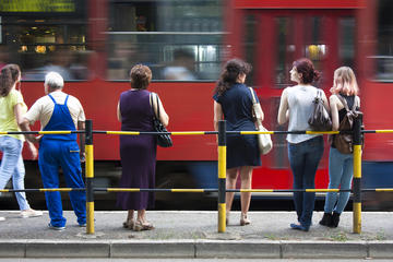 Belgrado, Serbia, persone in attesa alla fermata del tram © Alex Linch/Shutterstock