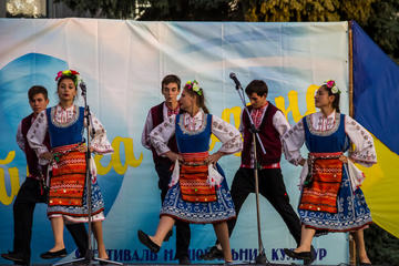 Genichesk, Ucraina - Agosto 2017:Danzatori in abiti tradizionali bulgari si esibiscono sul palco durante il Festival delle Culture Nazionali Tavriyska rodyna  (© Olha Solodenko/Shutterstock)
