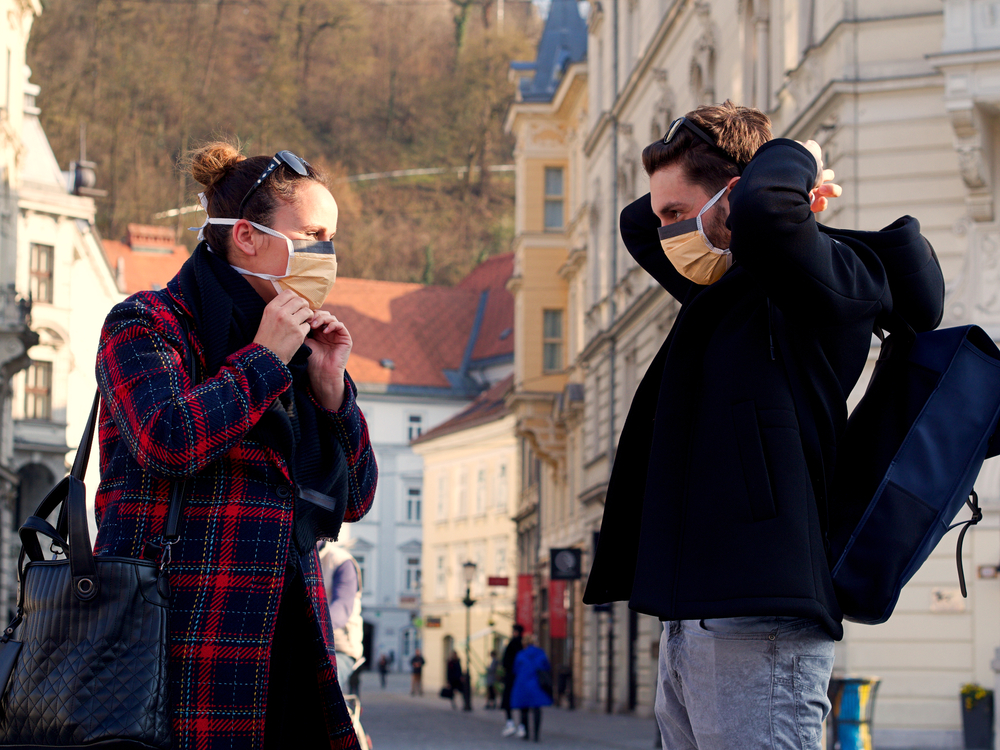 Due ragazzi con mascherina in centro a Lubiana, capitale della Slovenia - © Gasper Grubelnik/Shutterstock