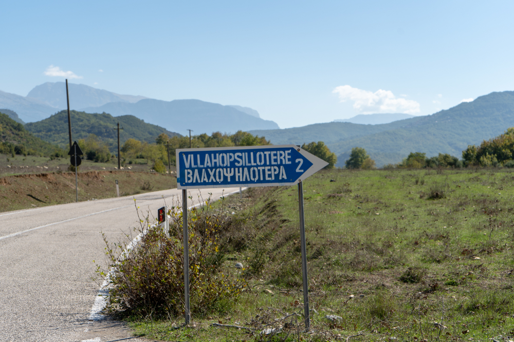 Cartello stradale bilingue nel sud dell'Albania (© A Daily Odyssey/Shutterstock)