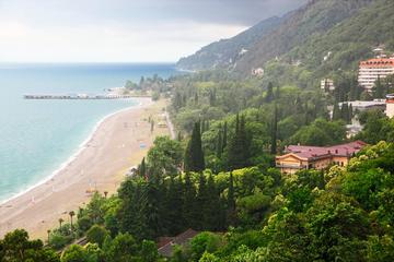 Un tratto della costa a Gagra, Abkhazia (© O'SHI/Shutterstock)