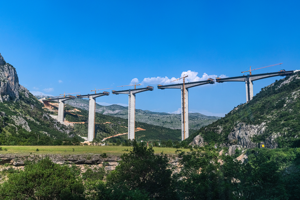 Lavori di costruzione dell'autostrada Bar-Boljare (BestPhotoPlus/Shutterstock) Lavori di costruzione dell'autostrada Bar-Boljare (BestPhotoPlus/Shutterstock)