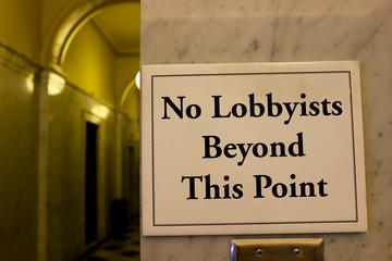 "Niente lobbisti oltre questo punto", un cartello nella sede del governo dello Stato del Maryland (foto di Daniel Huizinga, CC BY 2.0, da Flickr)