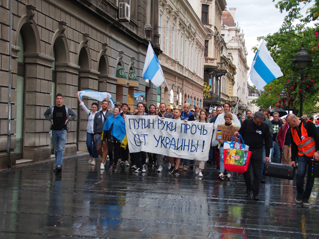 Proteste a Belgrado dell'Associazione dei Russi, ucraini, bielorussi e serbi contro la guerra - O.Hoffman/Shutterstock