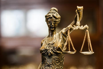 Statua della Giustizia - © Michal Kalasek/Shutterstock