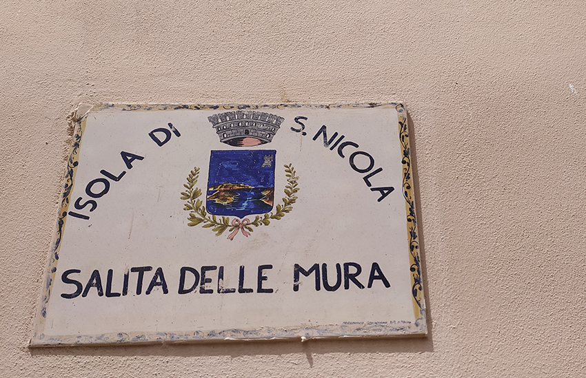 Targa in ceramica con stemma e scritta: San Nicola - Salita delle mura  (Foto Fabio Fiori)