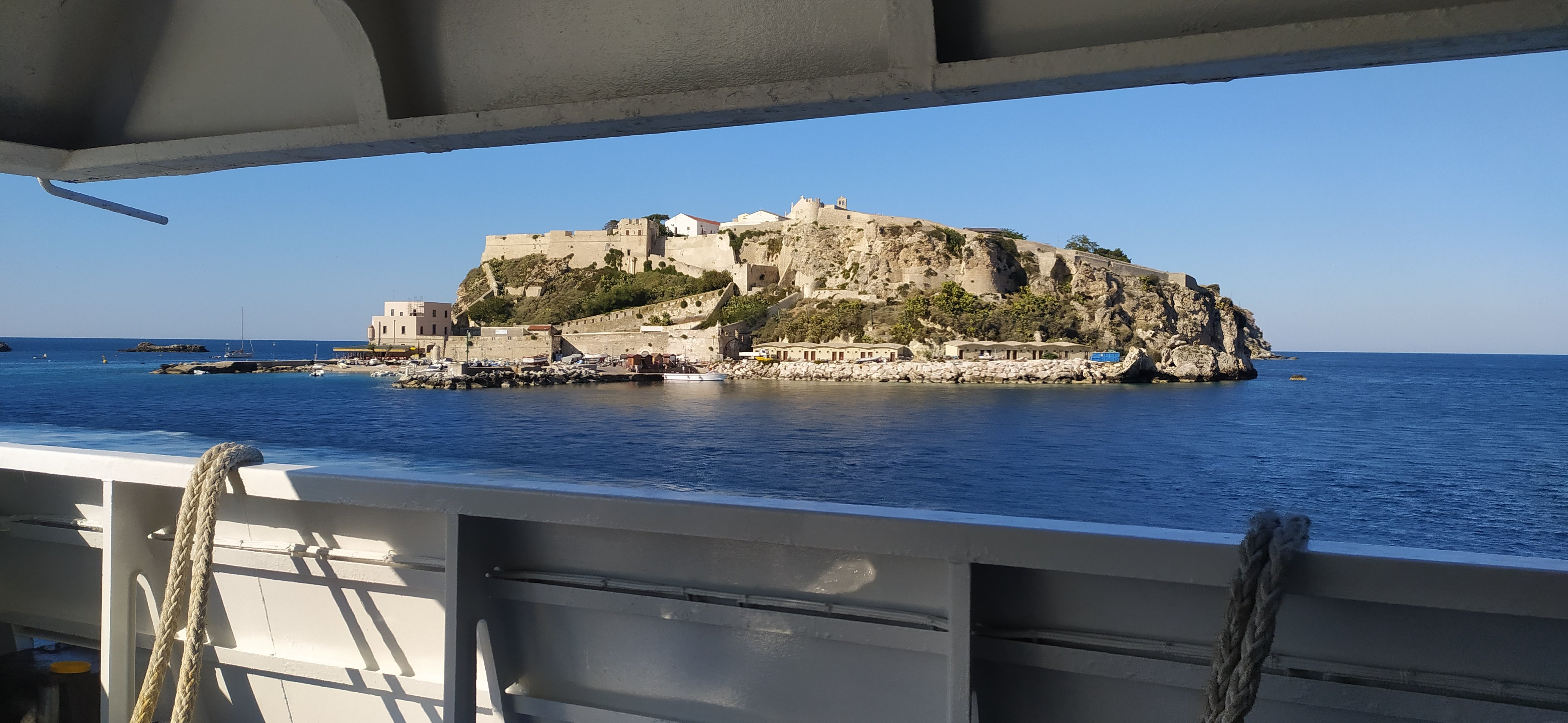 L'isola di San Nicola vista dal traghetto - foto di Fabio Fiori