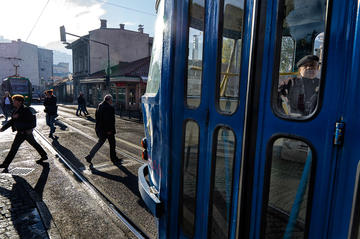 Un uomo seduto in un tram a Sarajevo (© Maurizio Gjivovich)