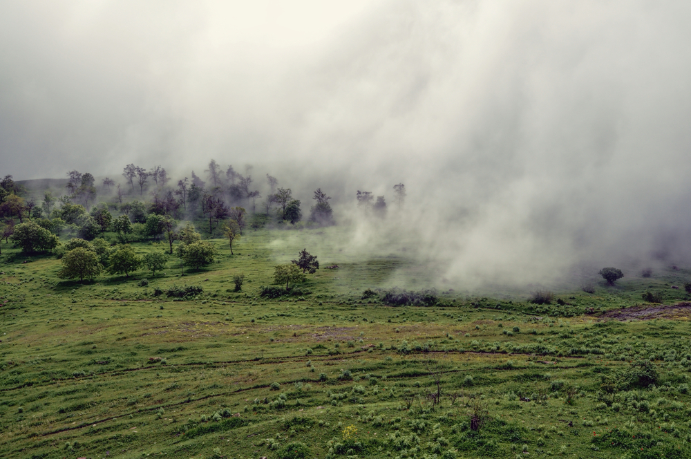 Le montagne del Karabakh avvolte dalla nebbia(foto © Michal Knitl /Shutterstock)