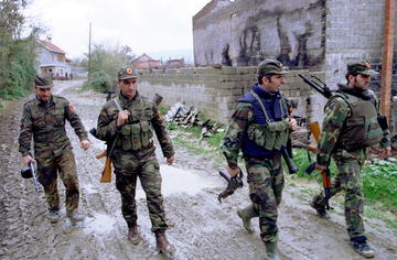 Militari dell'Esercito di liberazione del Kosovo nel 1998 - © Northfoto/Shutterstock