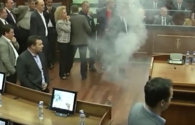 Fumogeno al parlamento del Kosovo