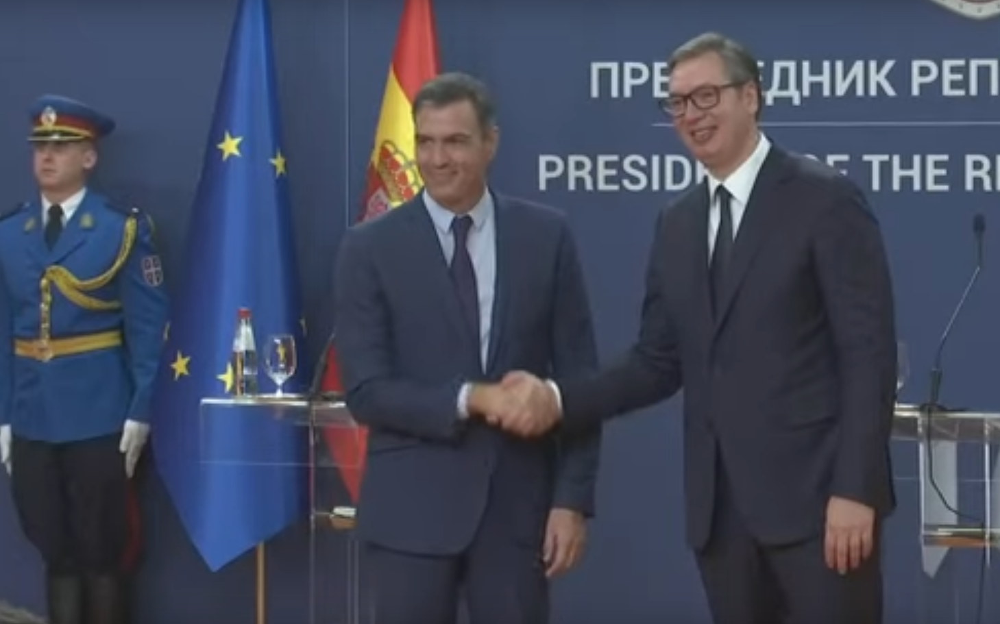 Il premier spagnolo Pedro Sanchez dopo una conferenza stampa congiunta con il presidente serbo Aleksandar Vučić - Youtube