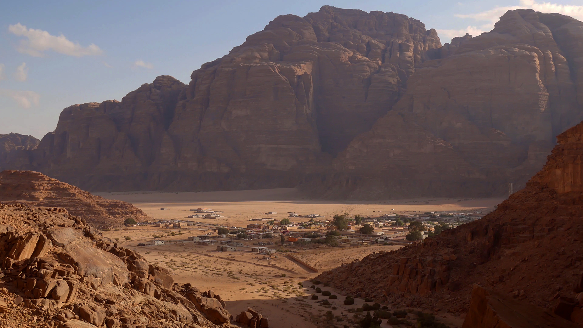 Un'immagine tratta dal documentario "Living Water" di Pavel Borecký raffigura un villaggio della Giordania in un'area semi-desertica