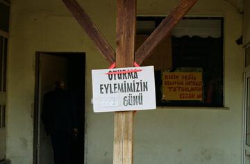 Un cartello indica i giorni di detenzione di Zeynep Yıldırım - foto di Francesco Brusa