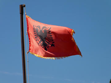 Bandiera albanese, foto di Michael Button - Flickr.com.jpg