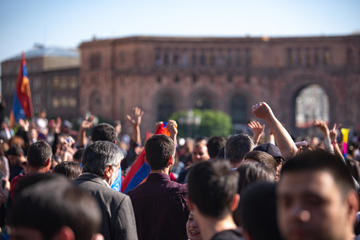 Persone ritratte di spalle manifestano a Yerevan, capitale dell'Armenia, nel 2018 - © Evgenia Parajanian/Shutterstock