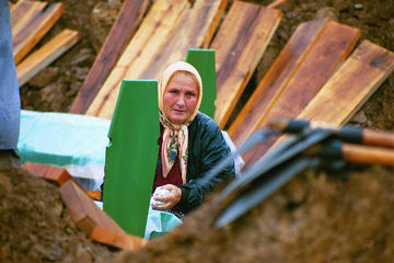 Donna presso una tomba a Srebrenica (Foto The Advocacy Project, Flickr)
