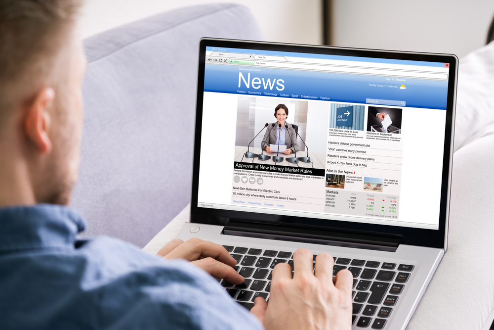 Un uomo legge sul computer portatile le notizie del giorno (© Andrey_Popov/Shutterstock)