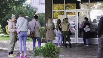 Gli studenti di lettere a Sarajevo in fila davanti alla segreteria - © Geoffrey Brossard/LcB