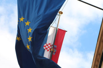 Zagabria, bandiere europea e croata - foto di N.Corritore