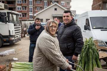 Al mercato a Gjilan, in Kosovo - © BalkansCat/Shutterstock
