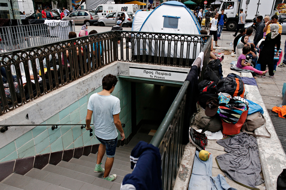 Atene, Piazza della Vittoria. Una famiglia di rifugiati, settembre 2015 (foto © Alexandros Michailidis/Shutterstock)