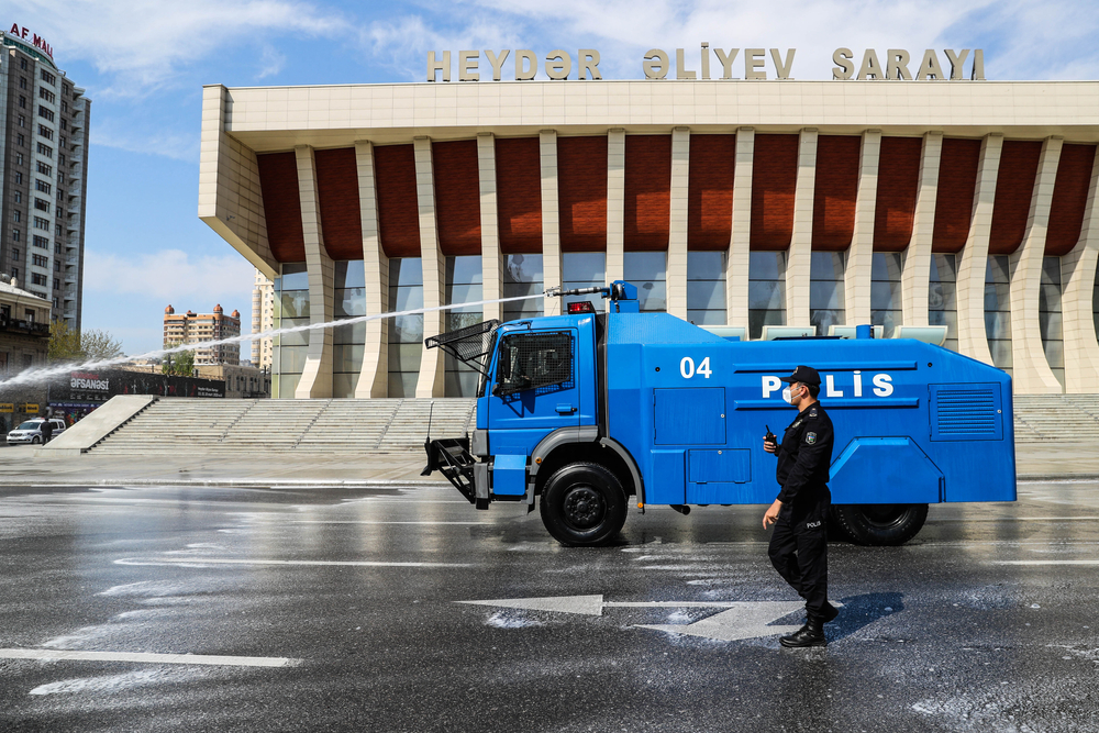 Un camion e un spruzza del disinfettante per le strade di Baku, per limitare il contagio da Covid19